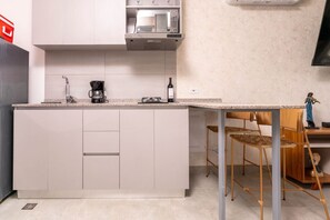 ثلاجة، ميكروويف، ماكينة لصنع القهوة/الشاي، مستلزمات طهي/أطباق/أوعية