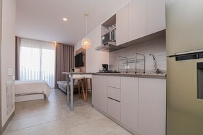 Een koelkast, een magnetron, een koffiezetapparaat/waterkoker