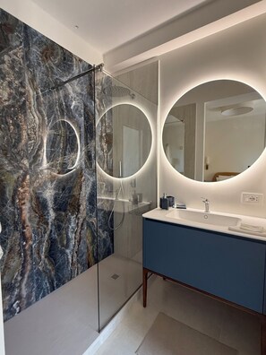 Dusche, Haartrockner, Bidet, Handtücher