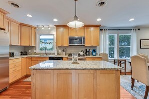 Fridge, microwave, oven, stovetop - Georgia on my Mind - Charming Coastal Getaway in Carolina Beach (Carolina Beach)