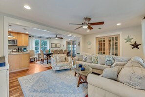 Smart TV - Georgia on my Mind - Charming Coastal Getaway in Carolina Beach (Carolina Beach)