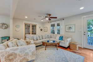 Smart TV - Georgia on my Mind - Charming Coastal Getaway in Carolina Beach (Carolina Beach)