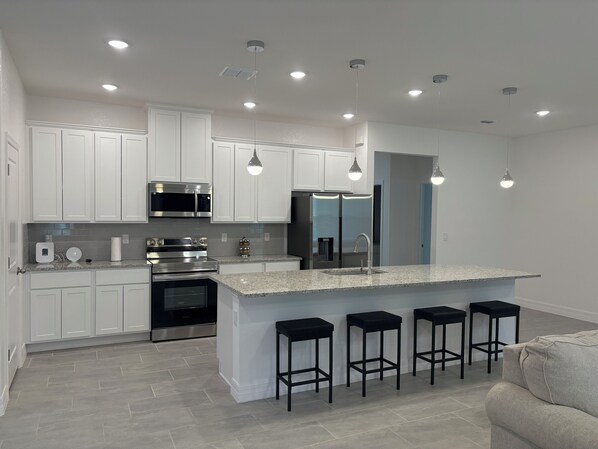 Micro-ondes, four, plaque de cuisson, lave-vaisselle