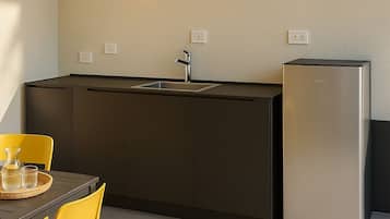 Eigene Küche | Großer Kühlschrank, Herdplatte, Kochgeschirr/Geschirr/Besteck