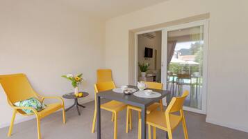 Comfort Room, Pool View | Teres/patio