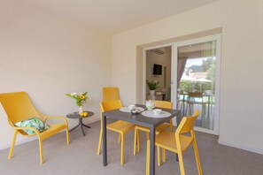 Quarto conforto, vista para a piscina | Terraço/pátio