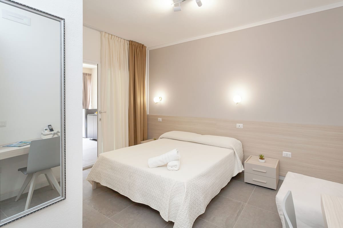 Chambre triple Confort, vue sur la cour intérieure | Bureau, accès au Wi-Fi (inclus)