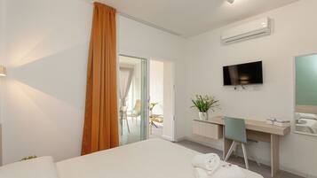 Comfort-Zimmer, Poolblick | Schreibtisch, kostenloses WLAN