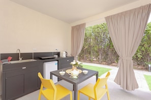 Deluxe Room, Courtyard View | Private kitchen | Full-size fridge, stovetop, cookware/dishes/utensils - Le dune RELAX camere cucina&piscina (San Teodoro)