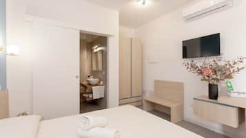 Deluxe Room, Courtyard View | Desk, free WiFi