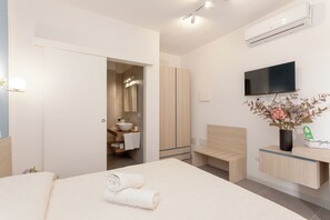 Habitación Deluxe, vista al patio | Escritorio y wifi gratis 
