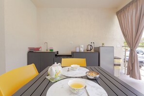 Habitación Confort, vista a la alberca | Cocina privada | Refrigerador con congelador, parrilla de estufa y utensilios de cocina 