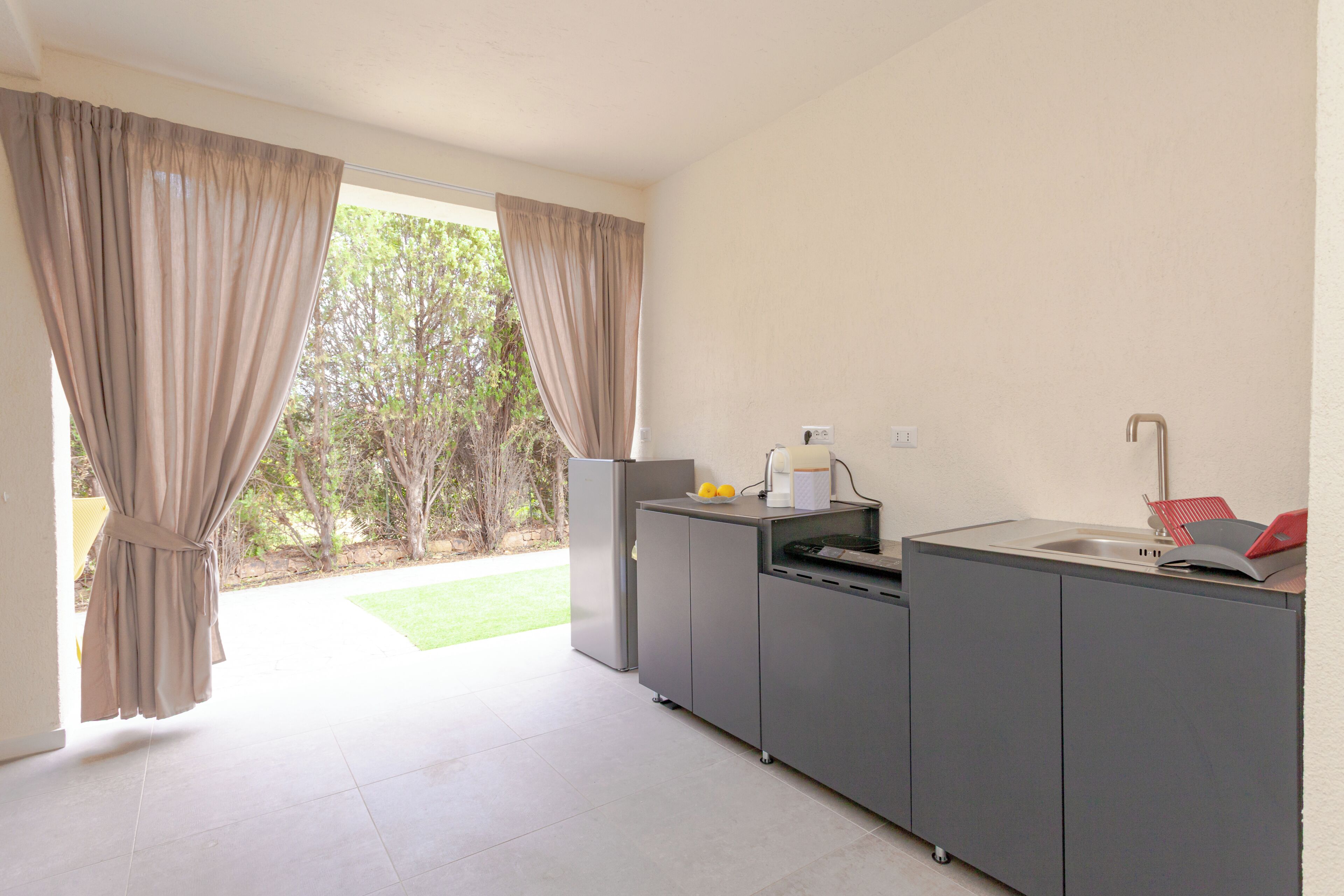 Comfort Triple Room, Courtyard View | Private kitchen | Full-size fridge, stovetop, cookware/dishes/utensils