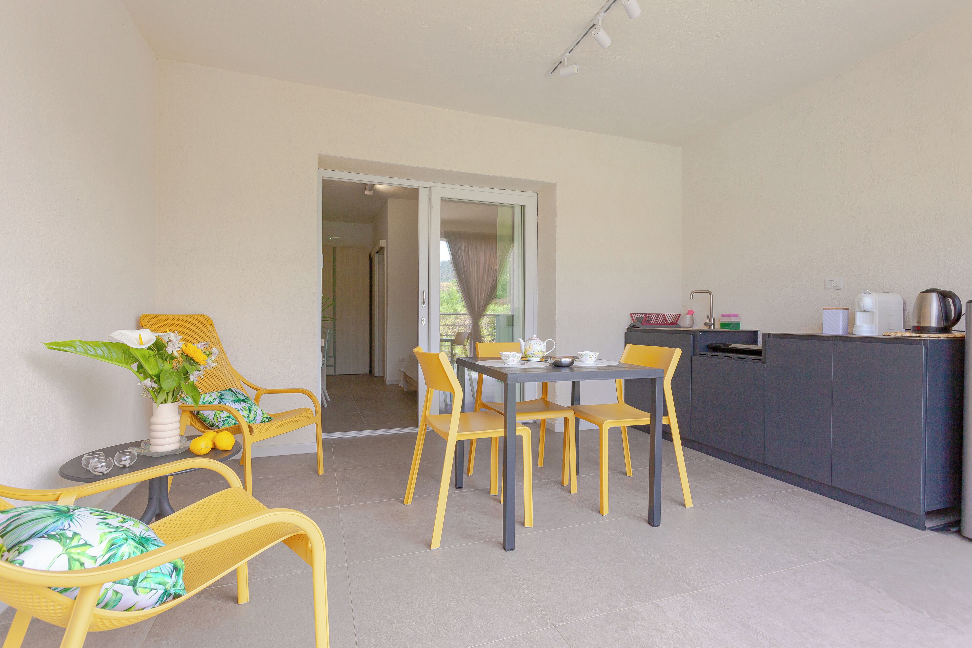 Quarto conforto, vista para a piscina | Cozinha privada | Geladeira grande, cooktop, talheres/pratos/utens ílios de cozinha