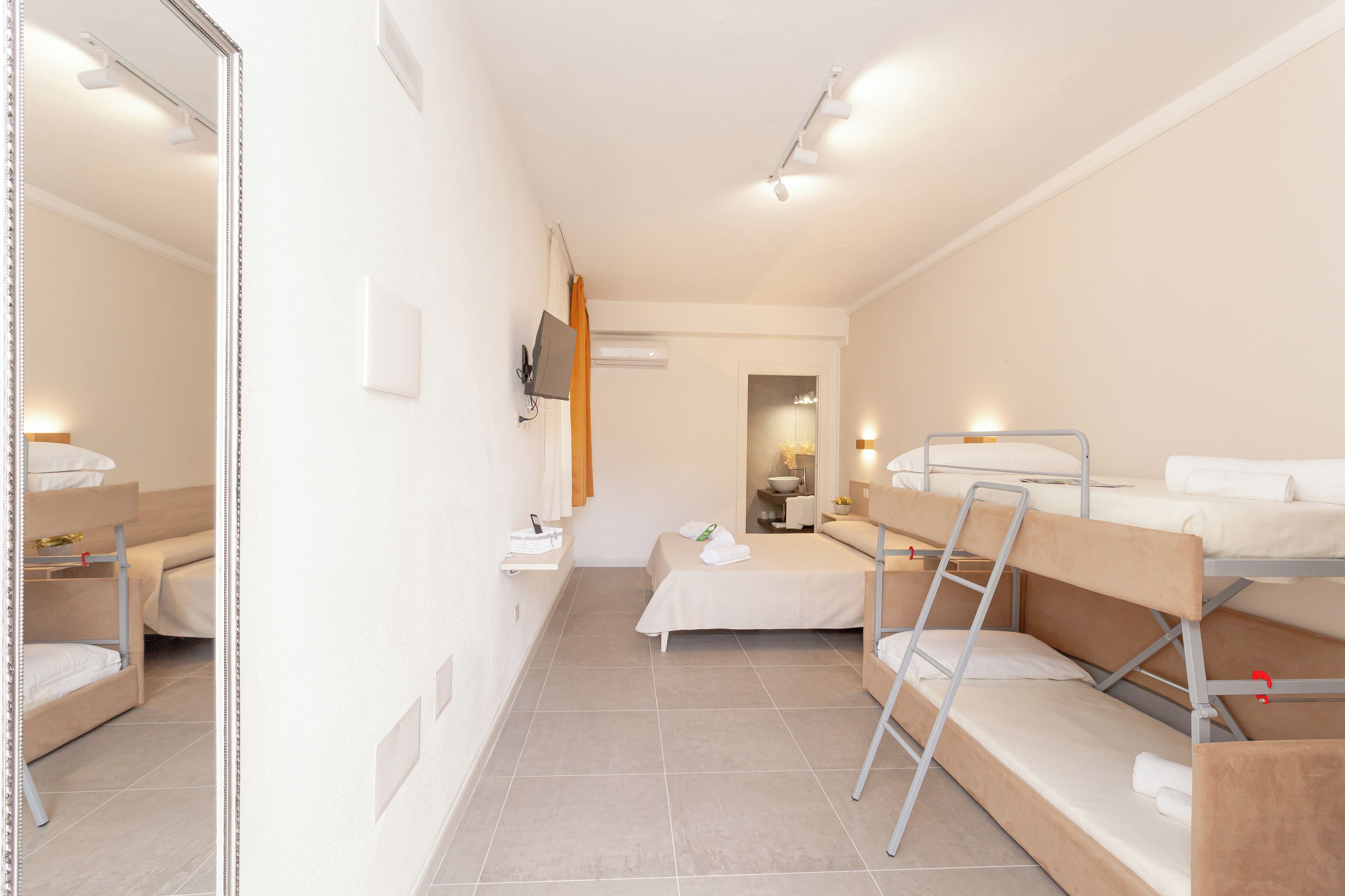 Habitación cuádruple Confort, vista a la alberca | Escritorio y wifi gratis 