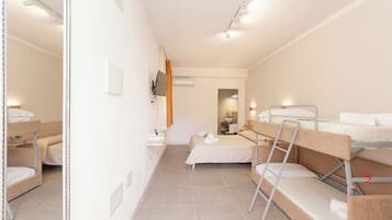 Habitación cuádruple Confort, vista a la alberca | Escritorio y wifi gratis