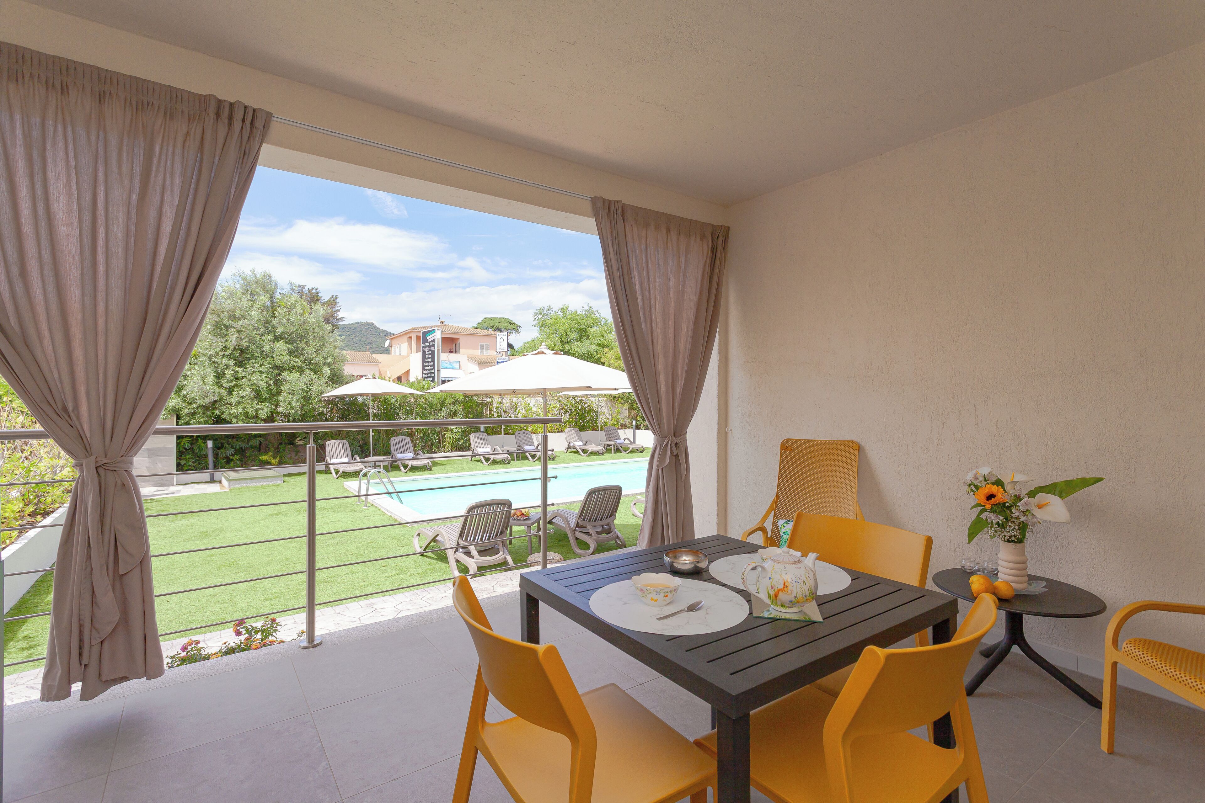 Camera Comfort, vista piscina | Terrazza/patio