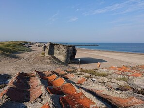 A coastal landscape with ruins and a beach. - 4 Star Holiday Home in Thyboron (Thyborøn)