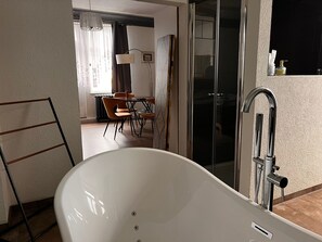 Hair dryer, towels, soap, toilet paper - Romantic Villa with Exclusive Spa Area Amidst a Mountain Landscape (Großschönau)