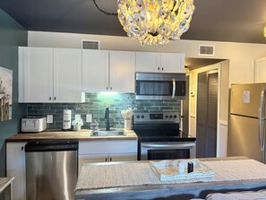 Réfrigérateur, micro-ondes, lave-vaisselle, cafetière/bouilloire