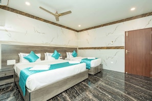 Comfort Triple Room | Down duvets, in-room safe, desk, iron/ironing board