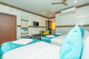 Comfort Triple Room | Down duvets, in-room safe, desk, iron/ironing board