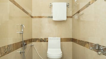 Shower, rainfall showerhead, free toiletries, hair dryer