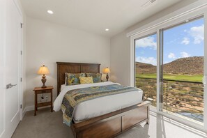 8 chambres, bureau, fer et planche à repasser, lit parapluie