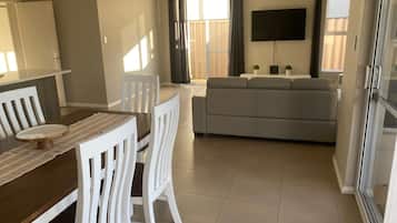 Rumah Keluarga | Makan di kamar