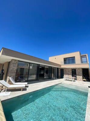 Pool - Magnificent contemporary & design villa (Saussan)