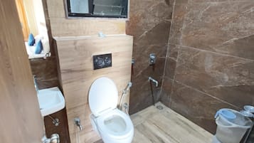 Basic Room | Bathroom | Shower, towels, soap, shampoo