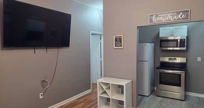 Uptown Charlotte! Hi-speed wifi and pet friendly!