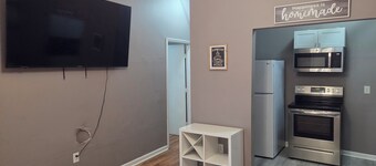 Uptown Charlotte! Hi-speed wifi and pet friendly!