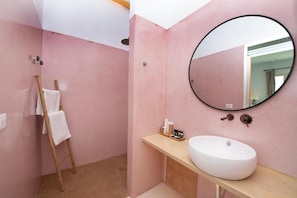 Een douche, een haardroger, handdoeken