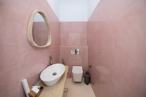 Een douche, een haardroger, handdoeken