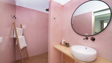 Douche, sĂšche-cheveux, serviettes fournies