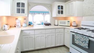House, 4 Bedrooms | Private kitchen | Coffee/tea maker, fridge, oven, toaster