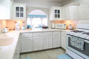 House, 4 Bedrooms | Private kitchen | Fridge, oven, coffee/tea maker, toaster