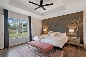 9 bedrooms, iron/ironing board, travel cot, WiFi - Lake LBJ Compound | 2 Homes Side-by-Side | Sleeps 25 | Pool | Hot Tub | Great Fishing (Horseshoe Bay)