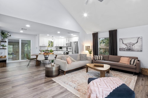 Lake LBJ Compound | 2 Homes Side-by-Side | Sleeps 25 | Pool | Hot Tub | Great Fi