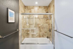 Shower, hair dryer, towels, shampoo - Lake LBJ Compound | 2 Homes Side-by-Side | Sleeps 25 | Pool | Hot Tub | Great Fishing (Horseshoe Bay)