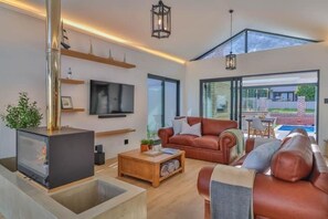 Smart TV, fireplace, stereo