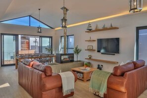 Smart TV, fireplace, stereo