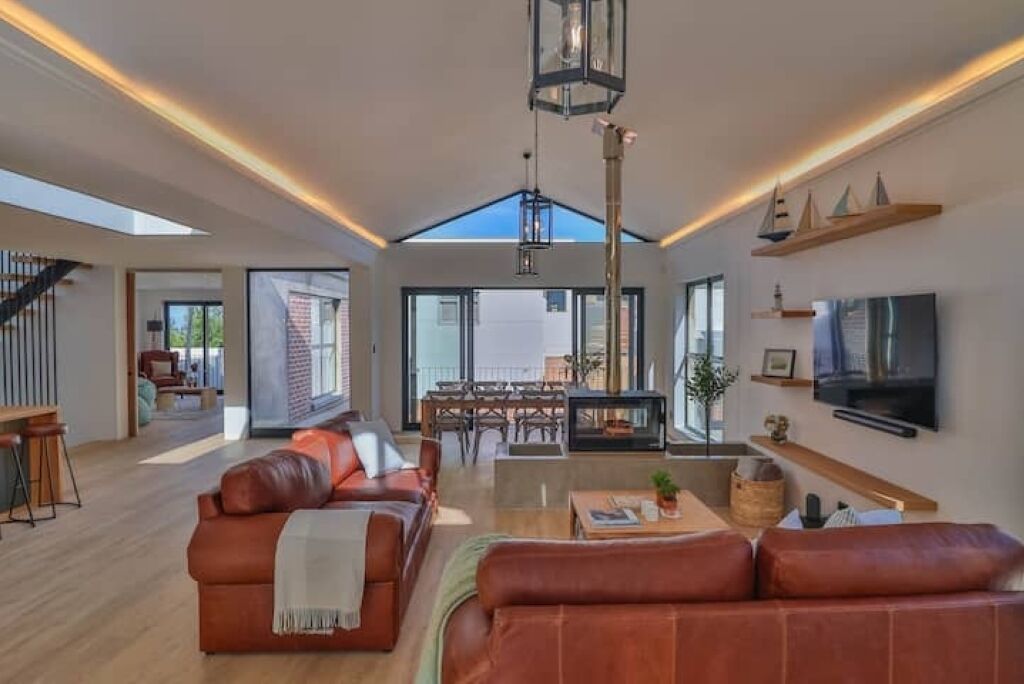 Trendy Family Home, Bright, Mountain Views & Pool - 허머너스