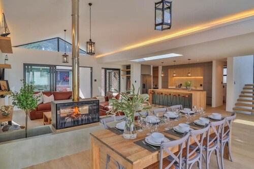 Trendy family home, bright, mountain views & pool