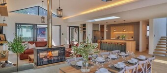 Trendy family home, bright, mountain views & pool