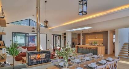 Trendy family home, bright, mountain views & pool