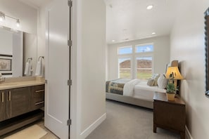 Maison mitoyenne, plusieurs chambres | 8 chambres, espace de travail pour ordinateur portable