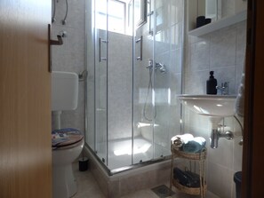 Douche, sèche-cheveux, serviettes fournies