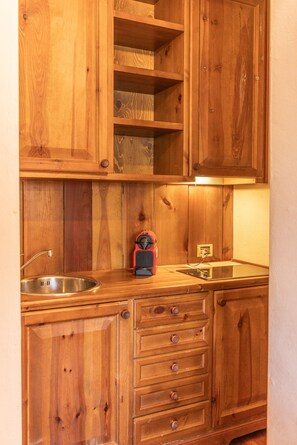 Fridge, microwave, coffee/tea maker, cookware/dishes/utensils